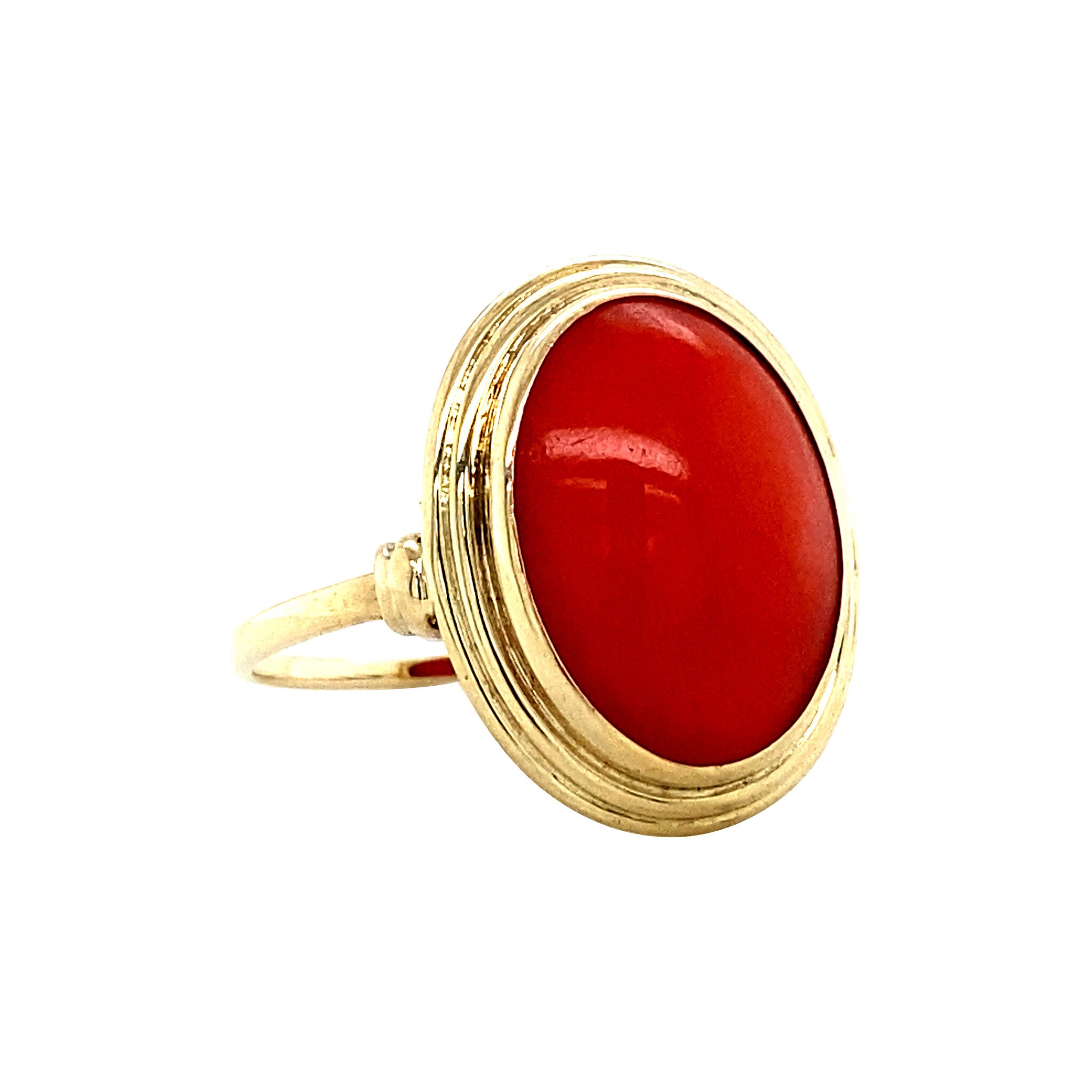 14 kt gold ring with blood coral