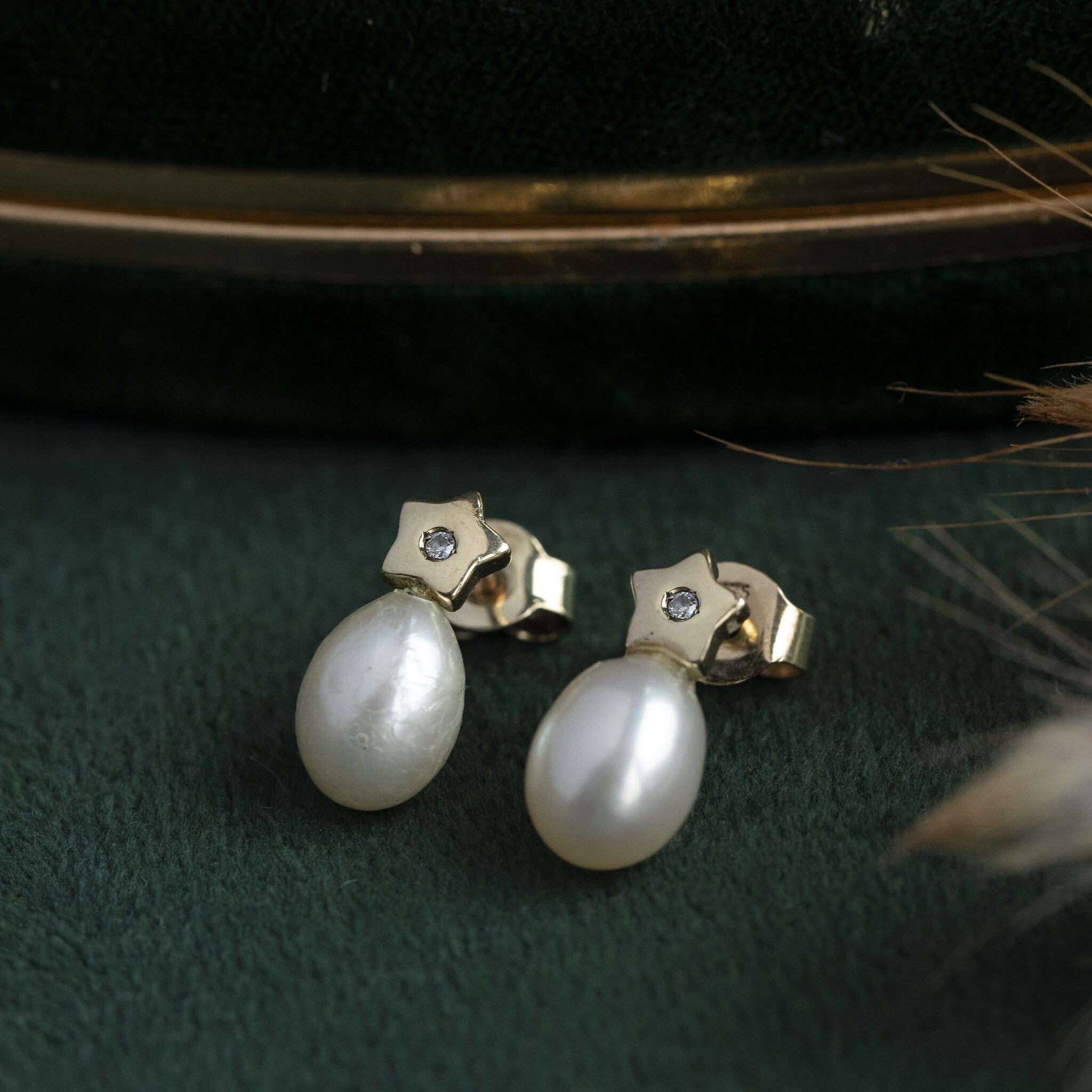 14 kt gold stud earrings with pearl and zirconia