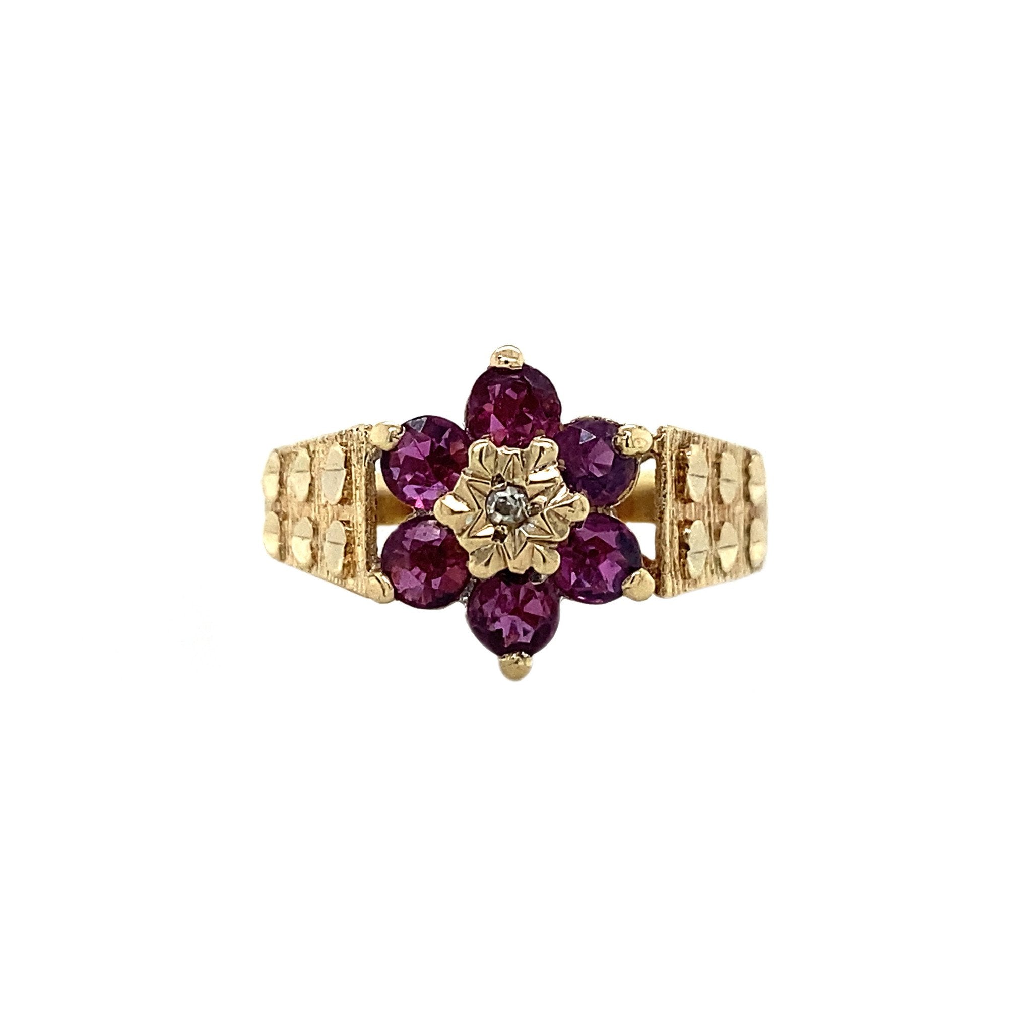 Bicolour entourage ring with diamond and ruby 9 krt