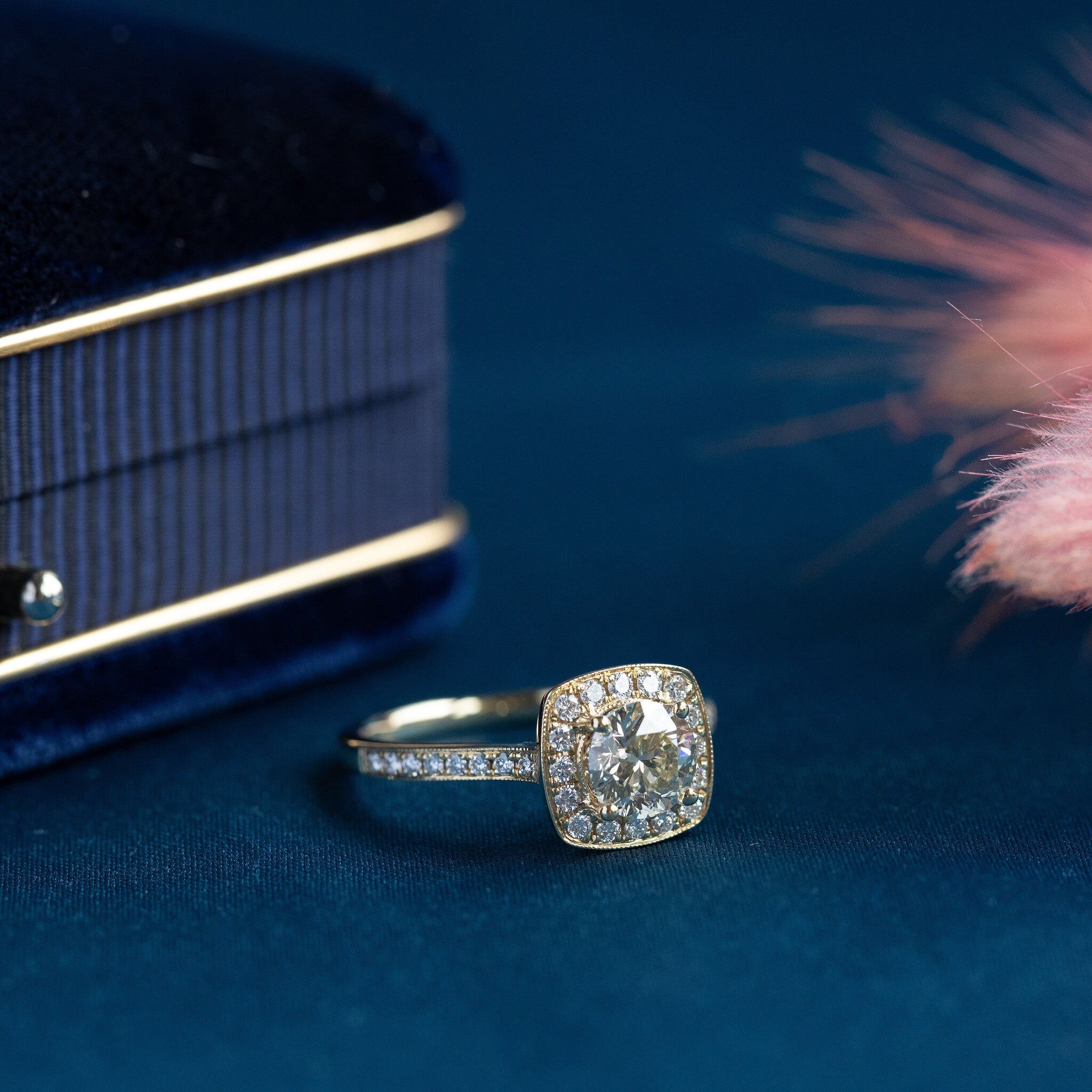 Gouden entourage ring met diamant 18 krt