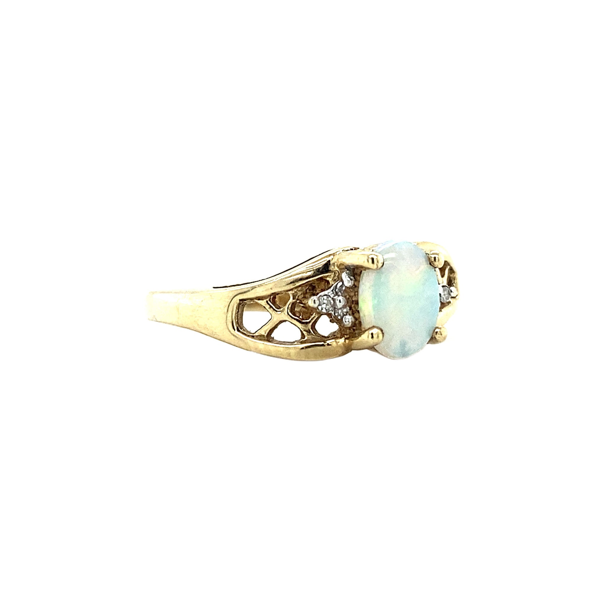 Ring met opaal en diamant 9 krt