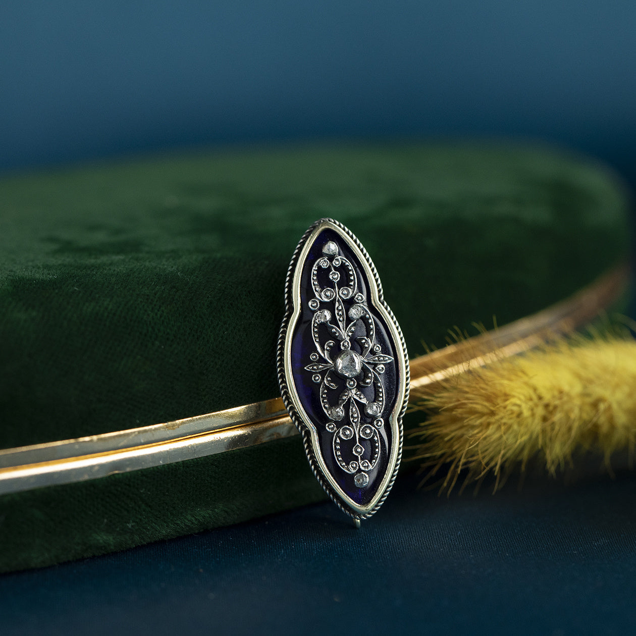 Gouden broche met kobalt glas en roosdiamant 14 krt