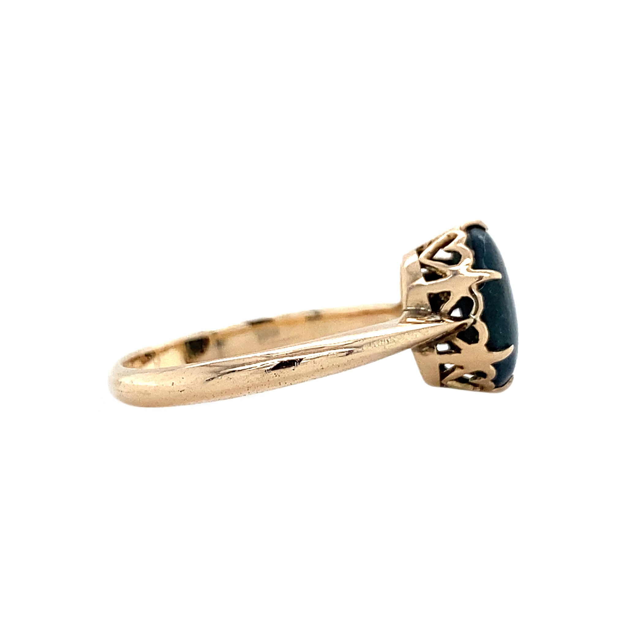 Gold ring with star sapphire 14 kt