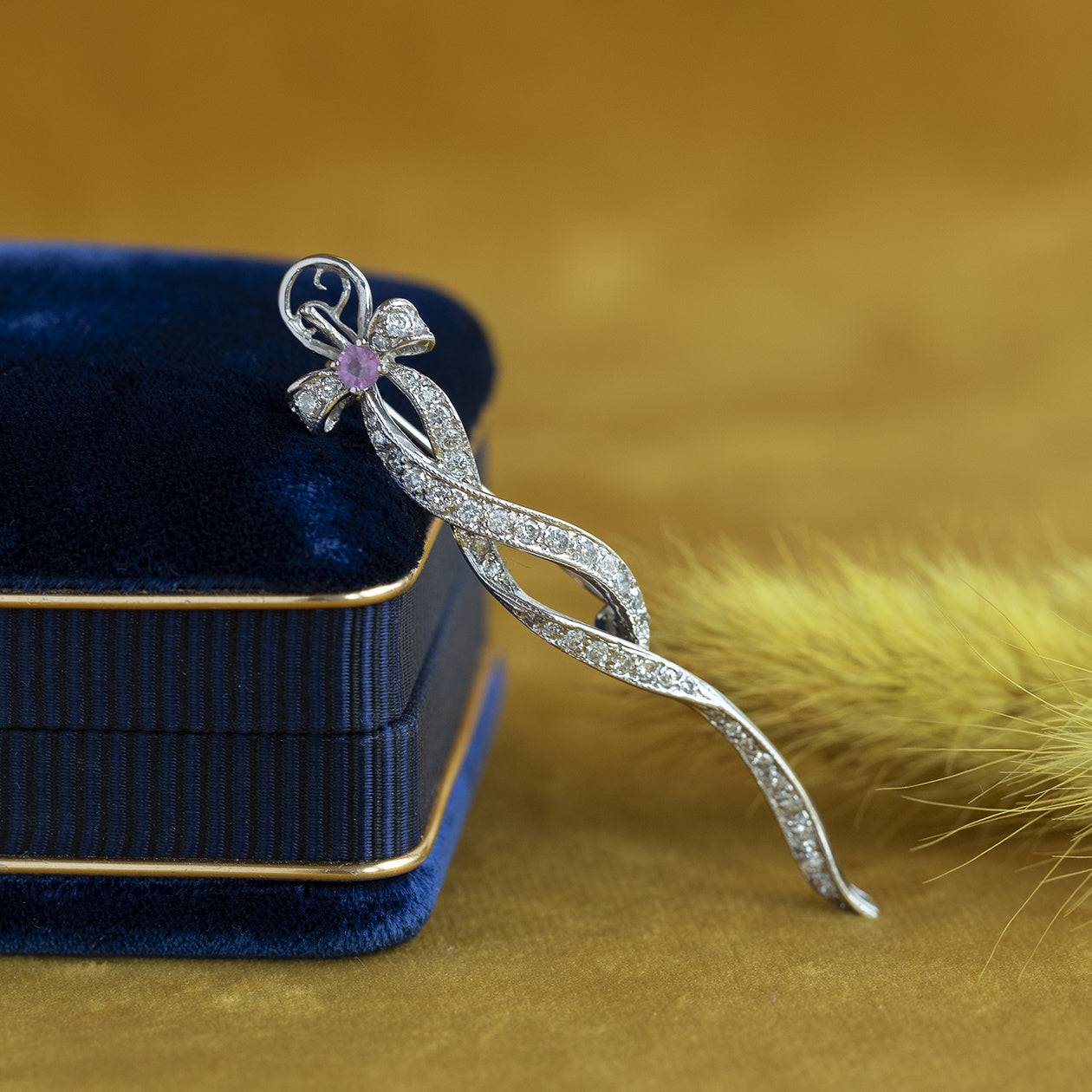 Broche met roze saffier en diamant 12 krt