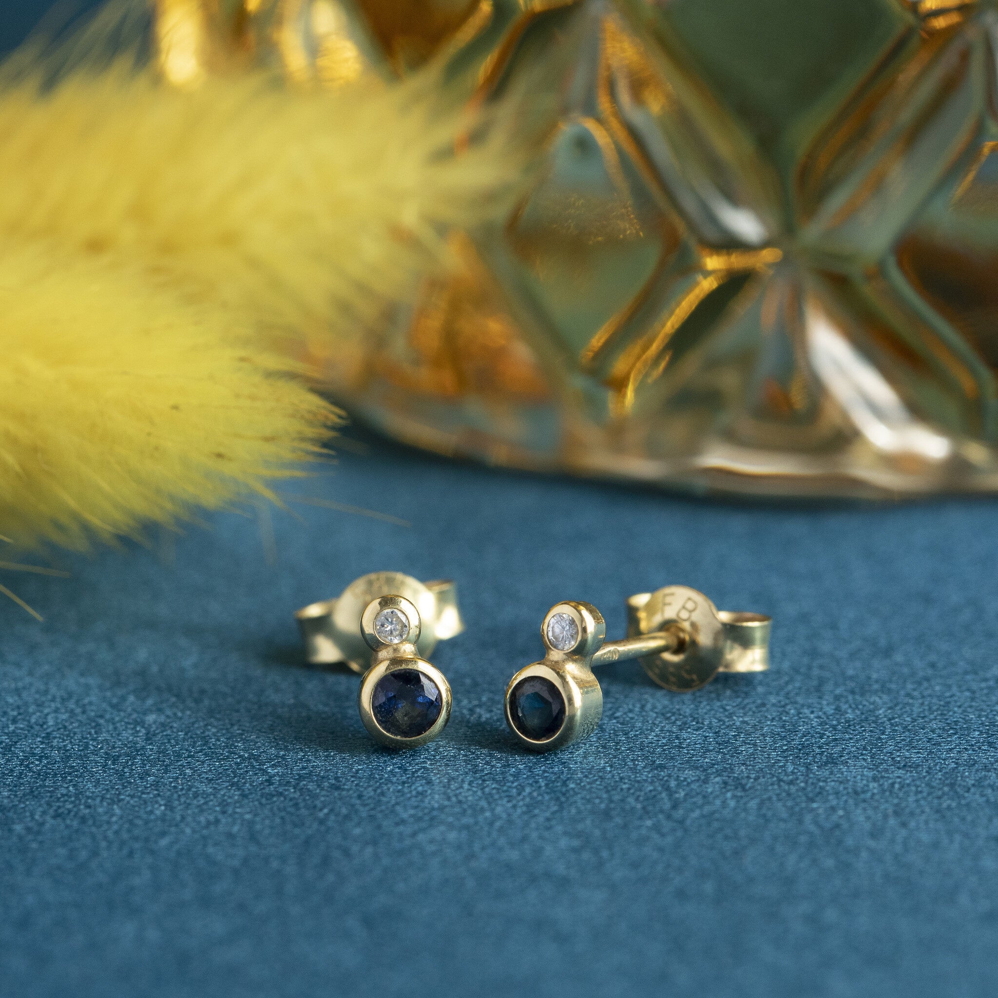 14 kt gold stud earrings with diamond and sapphire