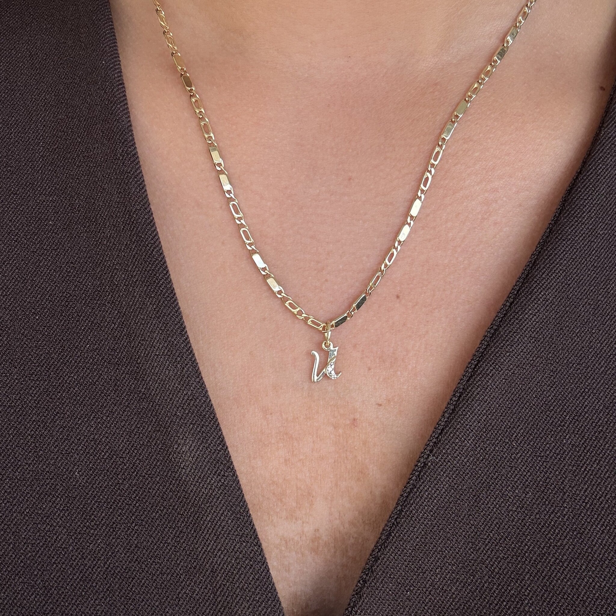 Gouden vintage letter U hanger met diamant 14 krt