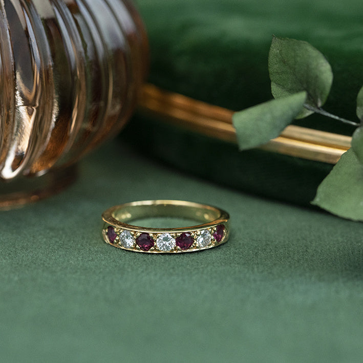 Gouden rijring met robijn en diamant 18 krt