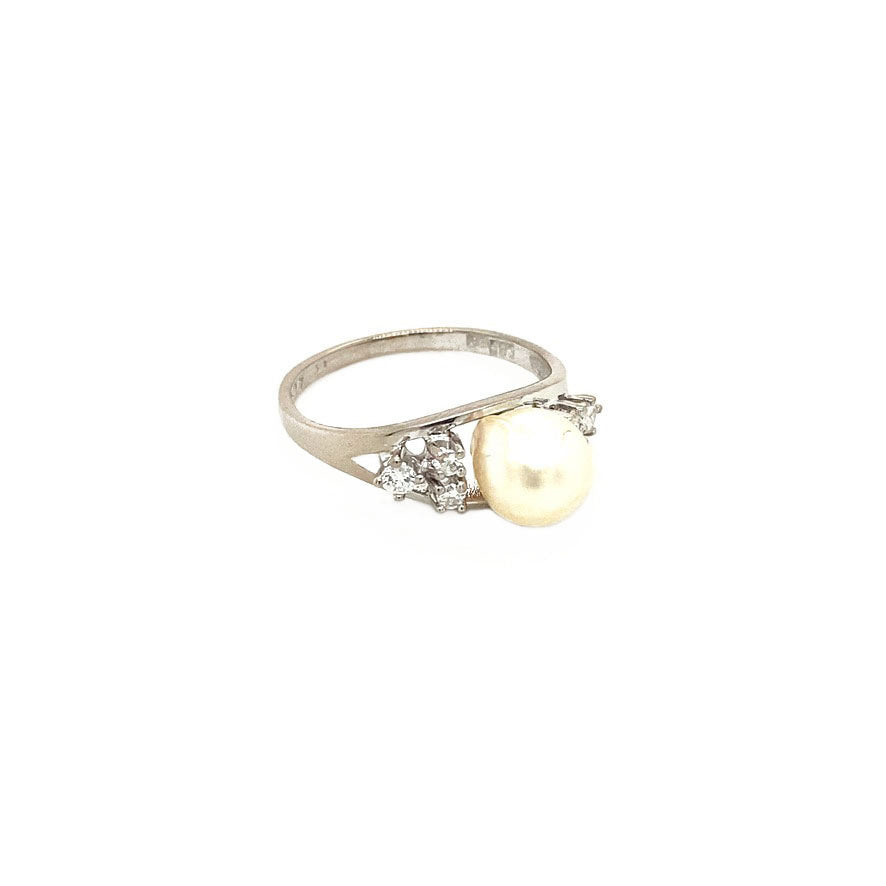 14 kt white gold ring with pearl and diamond