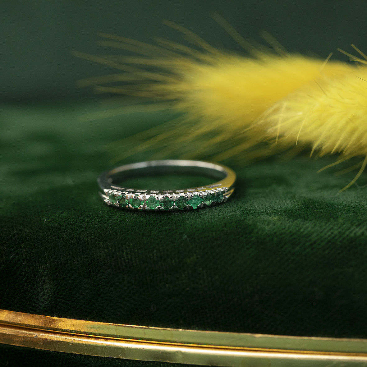 Witgouden rijring met natuurlijke smaragd 18 krt