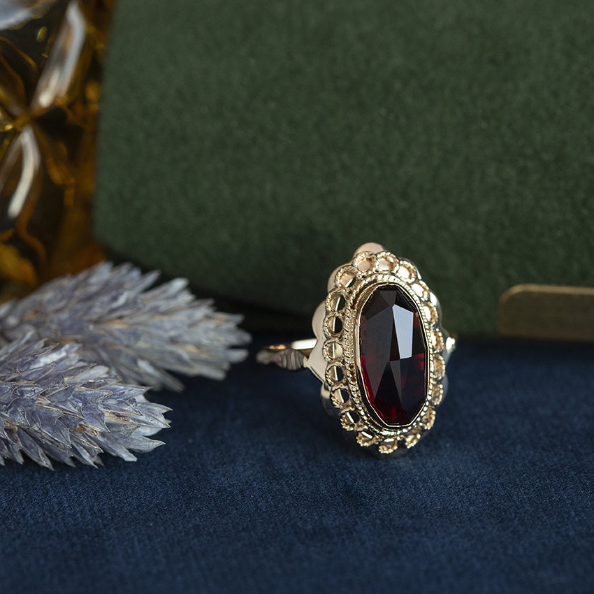 Gold vintage ring with garnet 14 kt