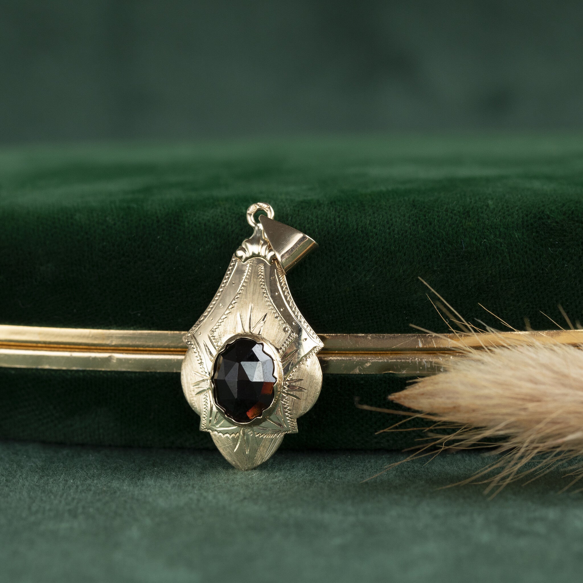 Gouden hanger met granaat 14 krt