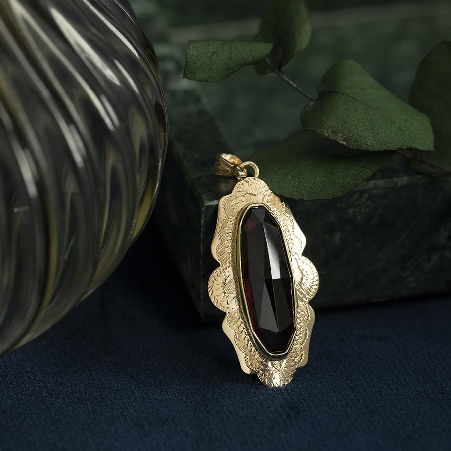 Gold vintage pendant with garnet 14 kt