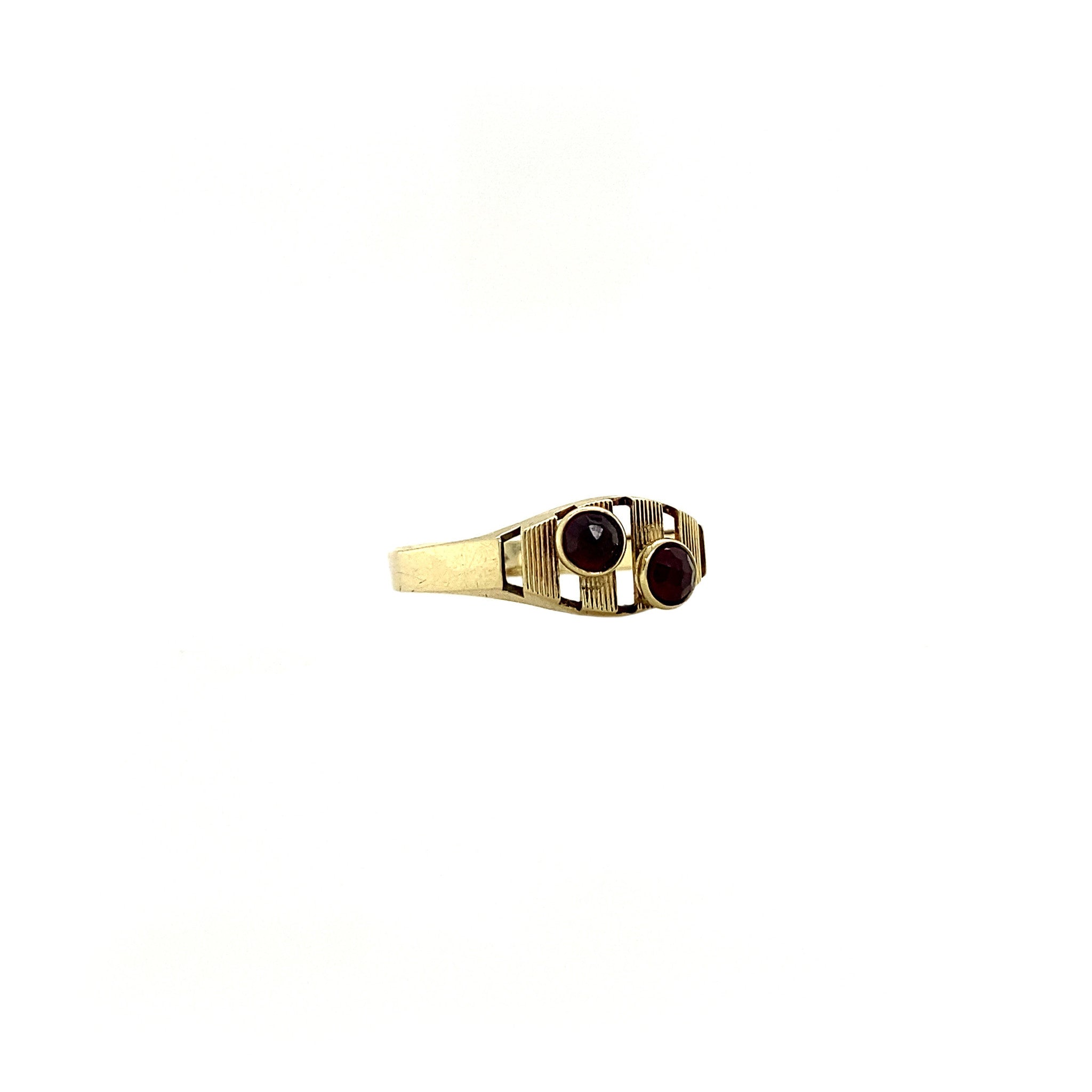 Gold ring with garnet 14 kt
