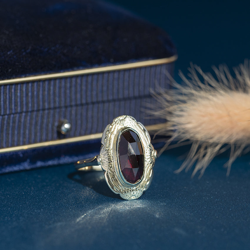 Gold ring with garnet, 14 kt