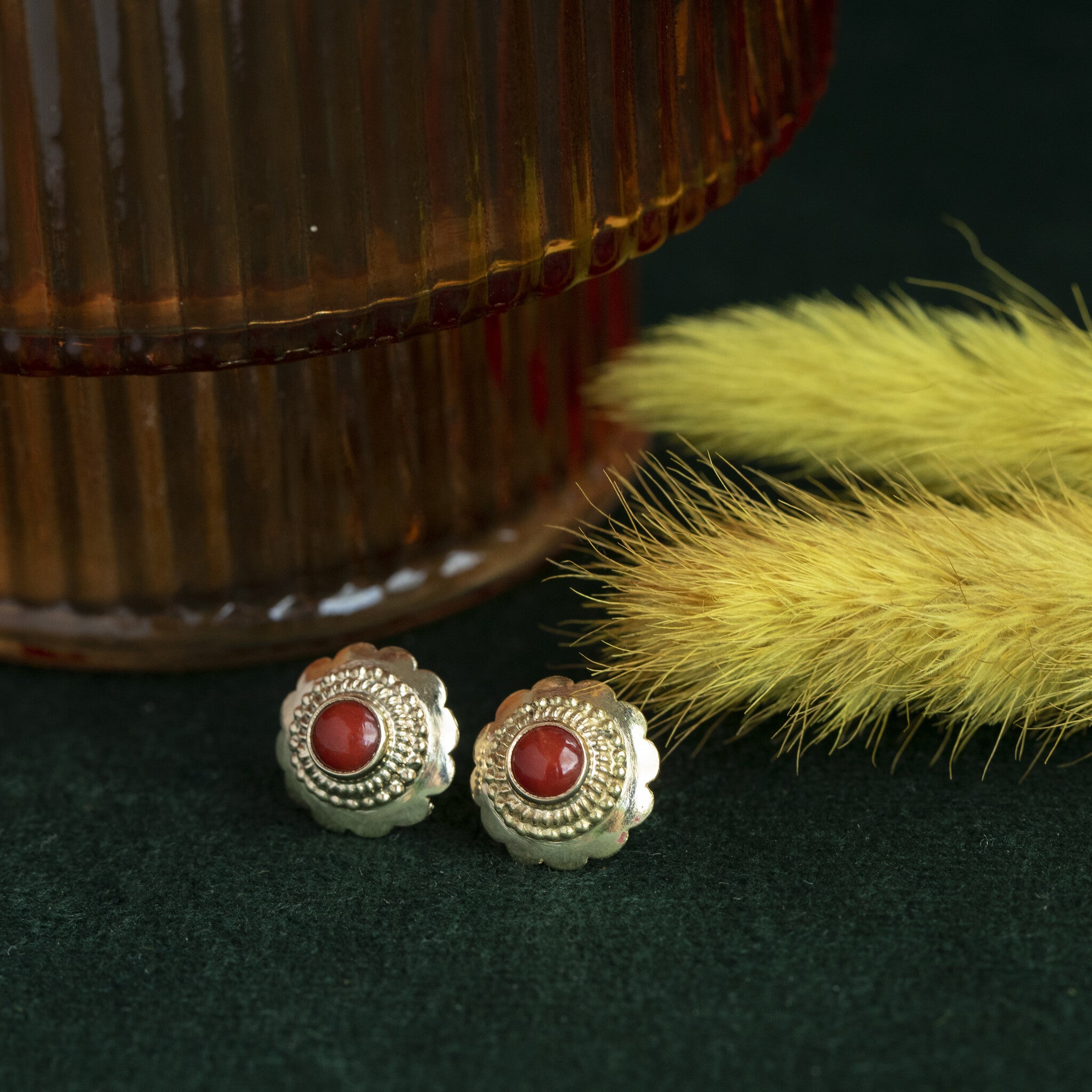 Gouden oorstekers met bloedkoraal 14 krt