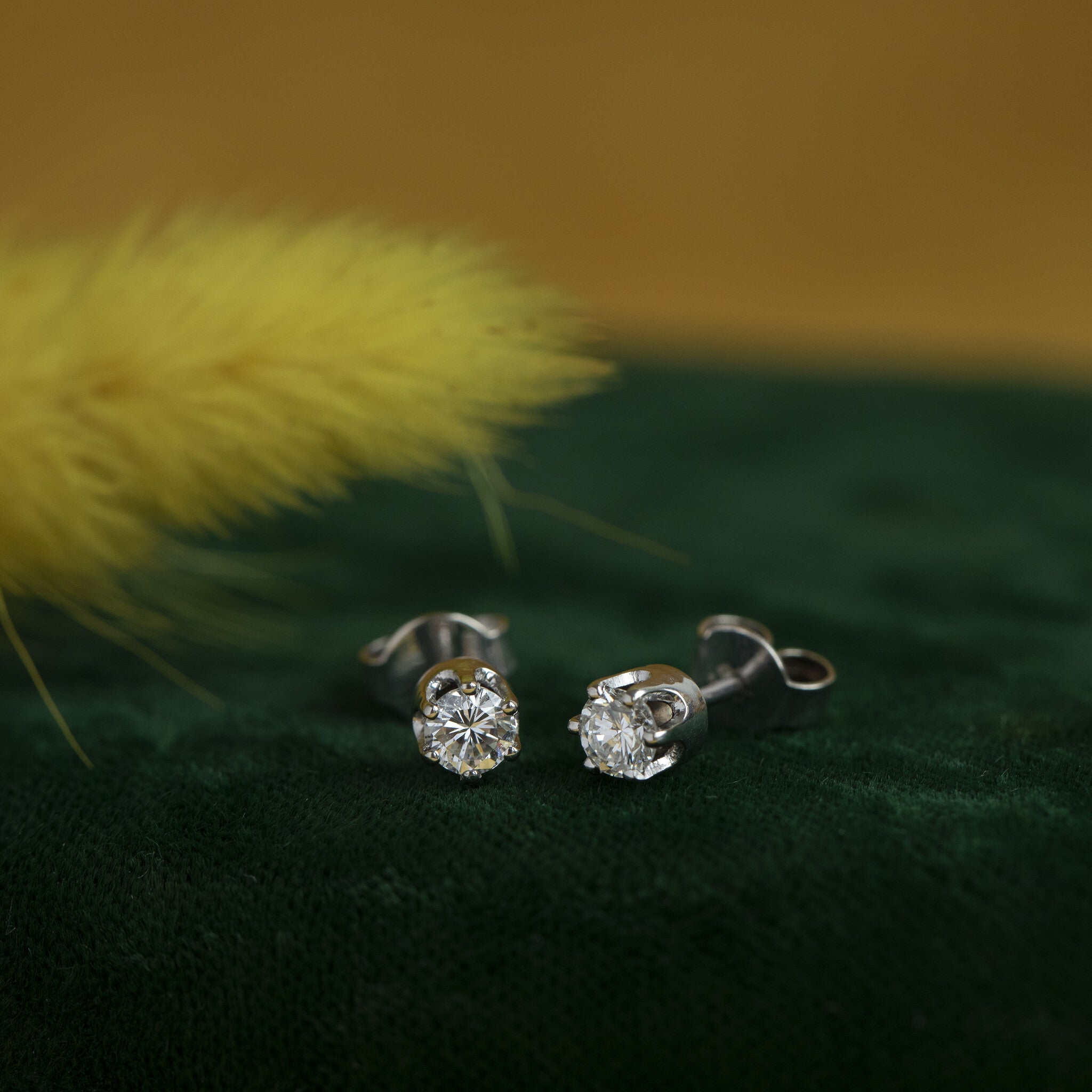 White gold solitaire ear studs with diamonds 14 krt