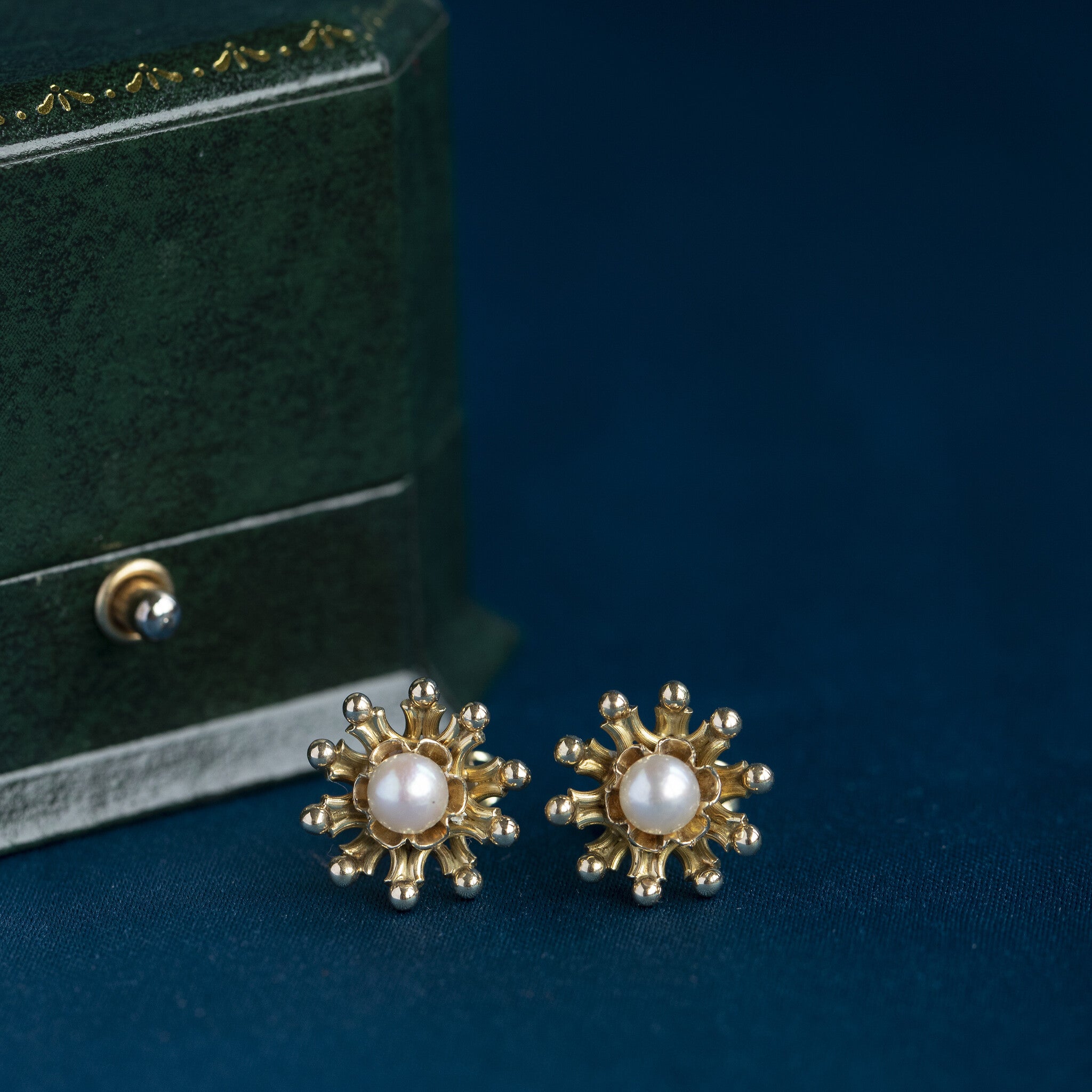 14 kt gold pearl stud earrings