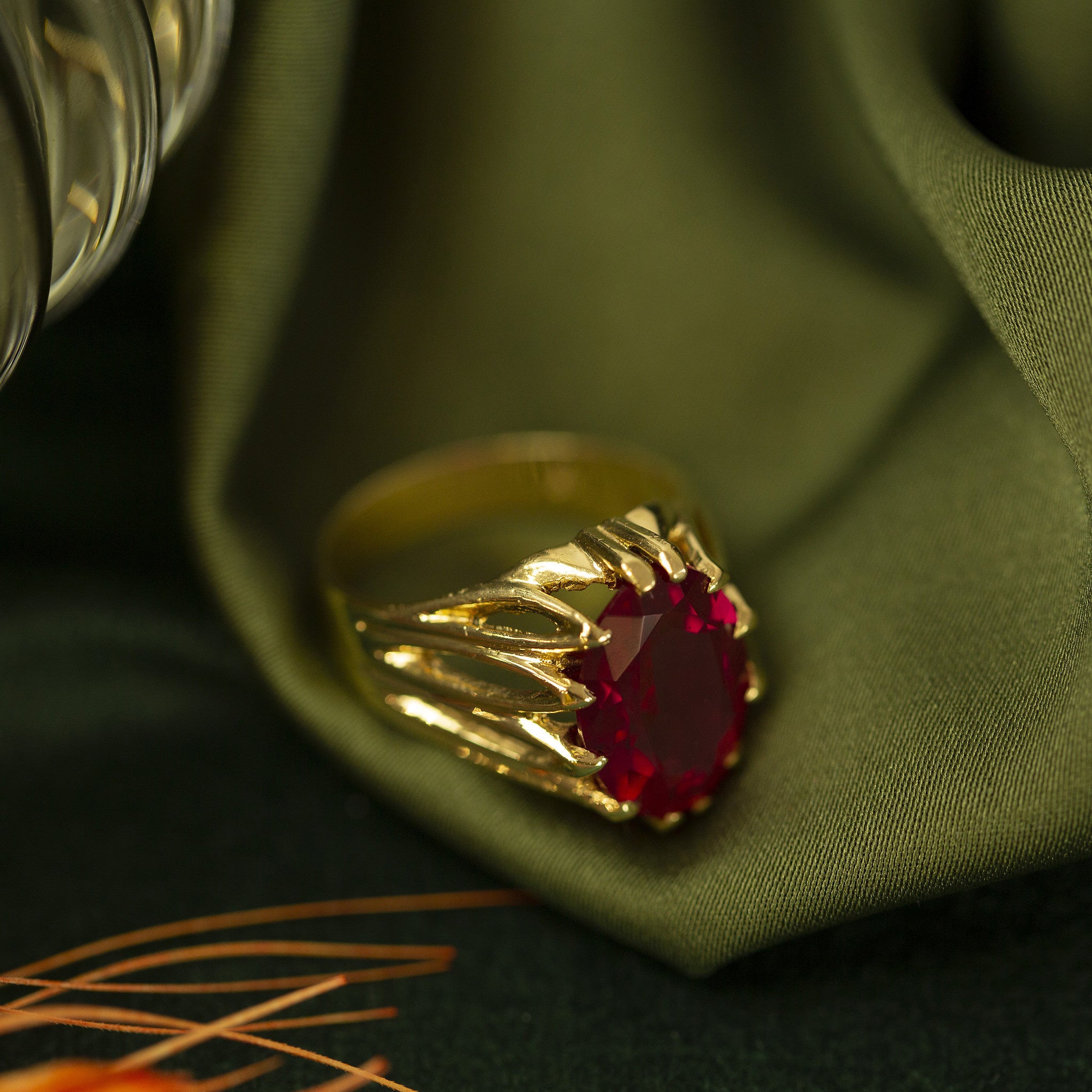 Gold ring with synthetic ruby 18 krt
