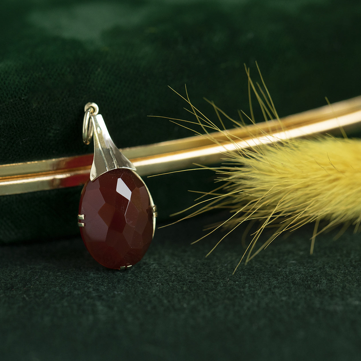 Gouden hanger met carneool 14 krt