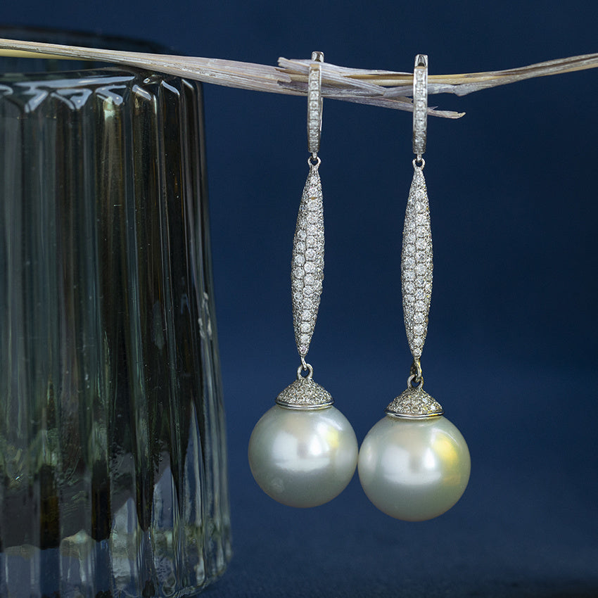 Witgouden vintage oorhangers met diamant en parel 18 krt