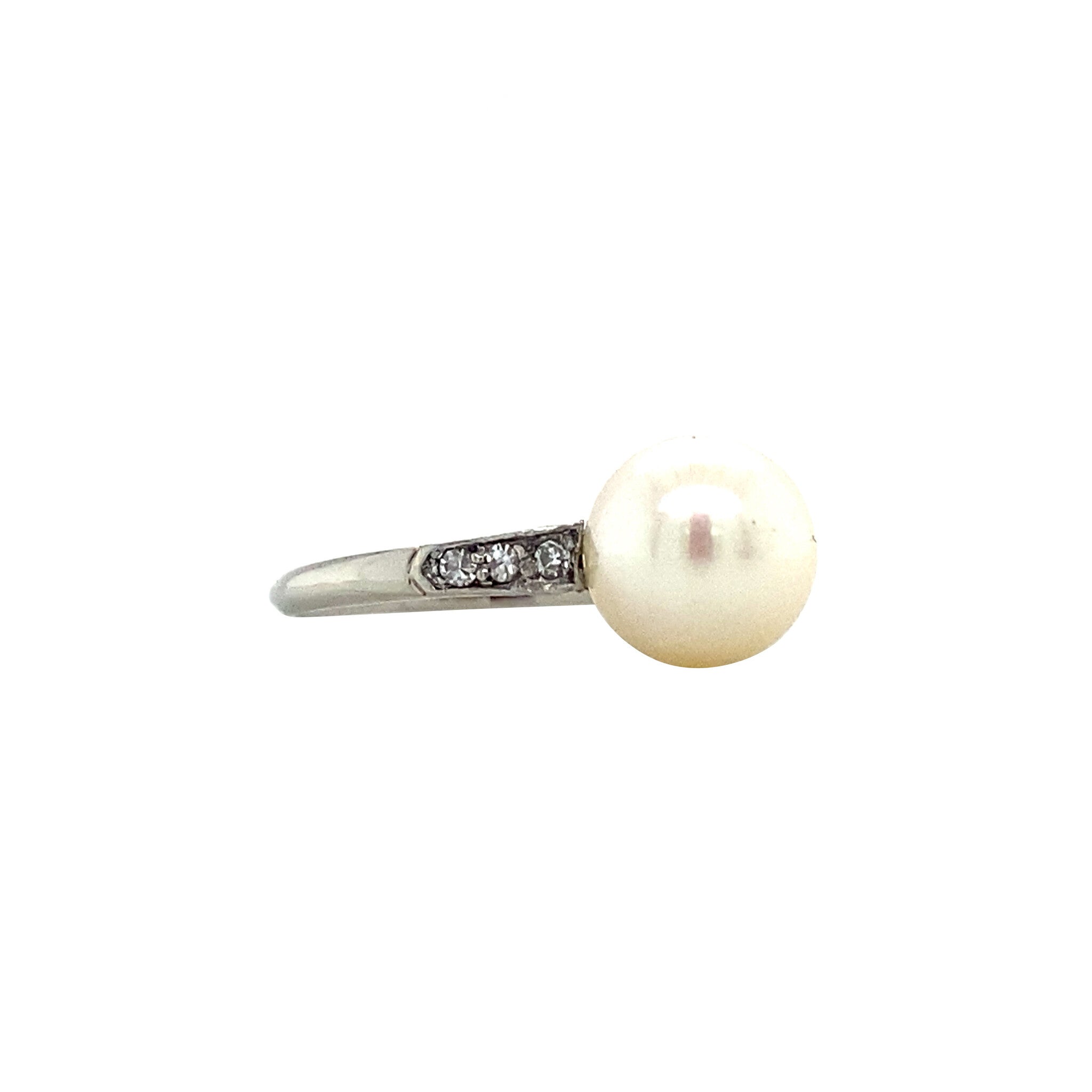 14 kt white gold ring with pearl and diamond