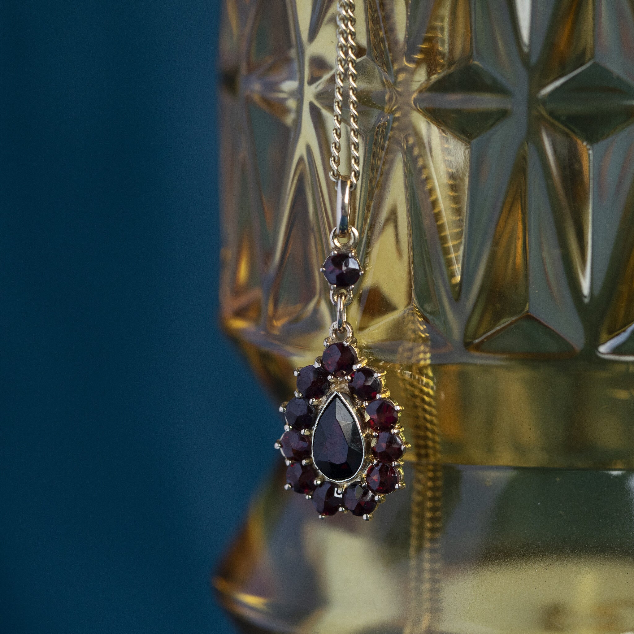 Gouden entourage hanger met granaat 14 krt