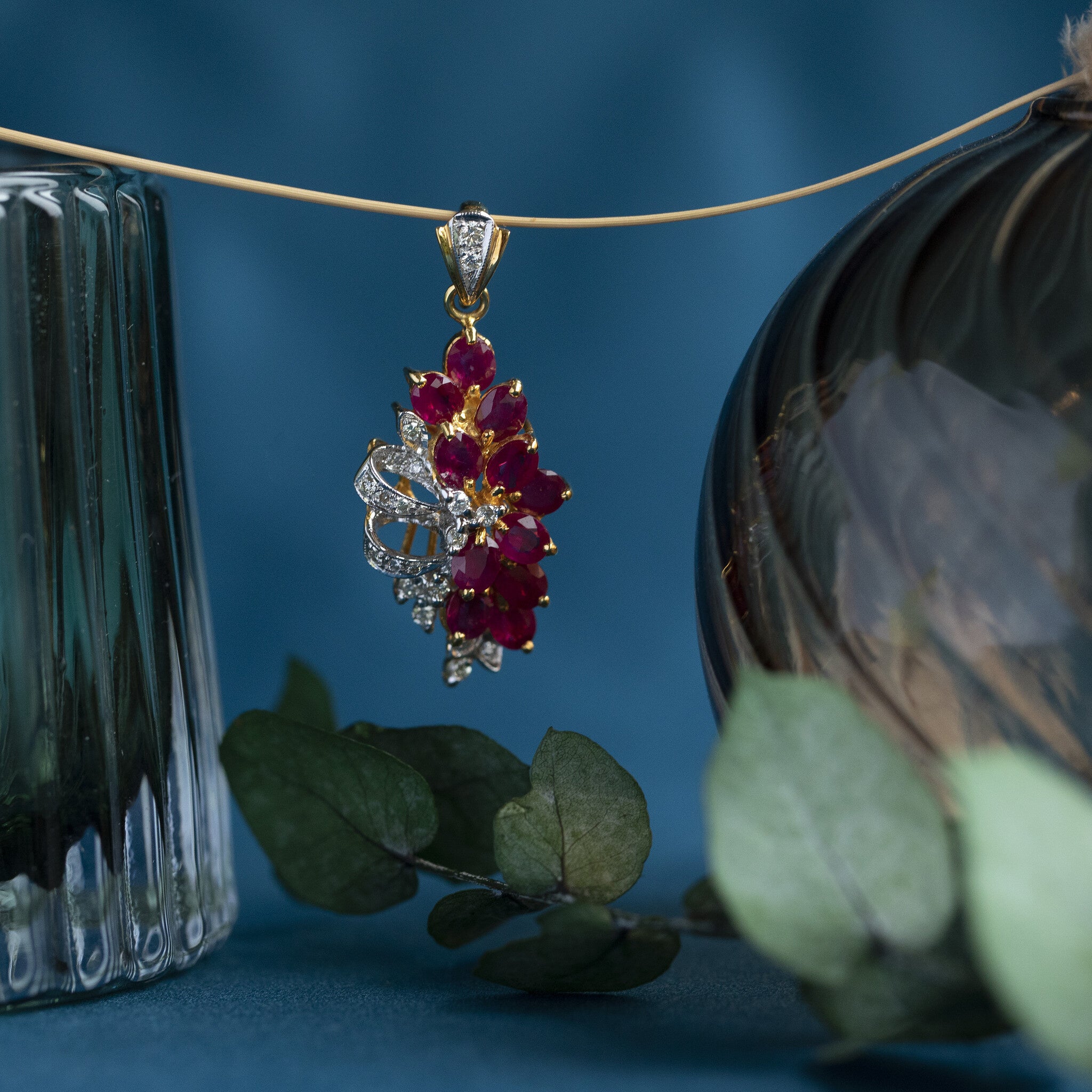 Gouden hanger met robijn en diamant 14 krt