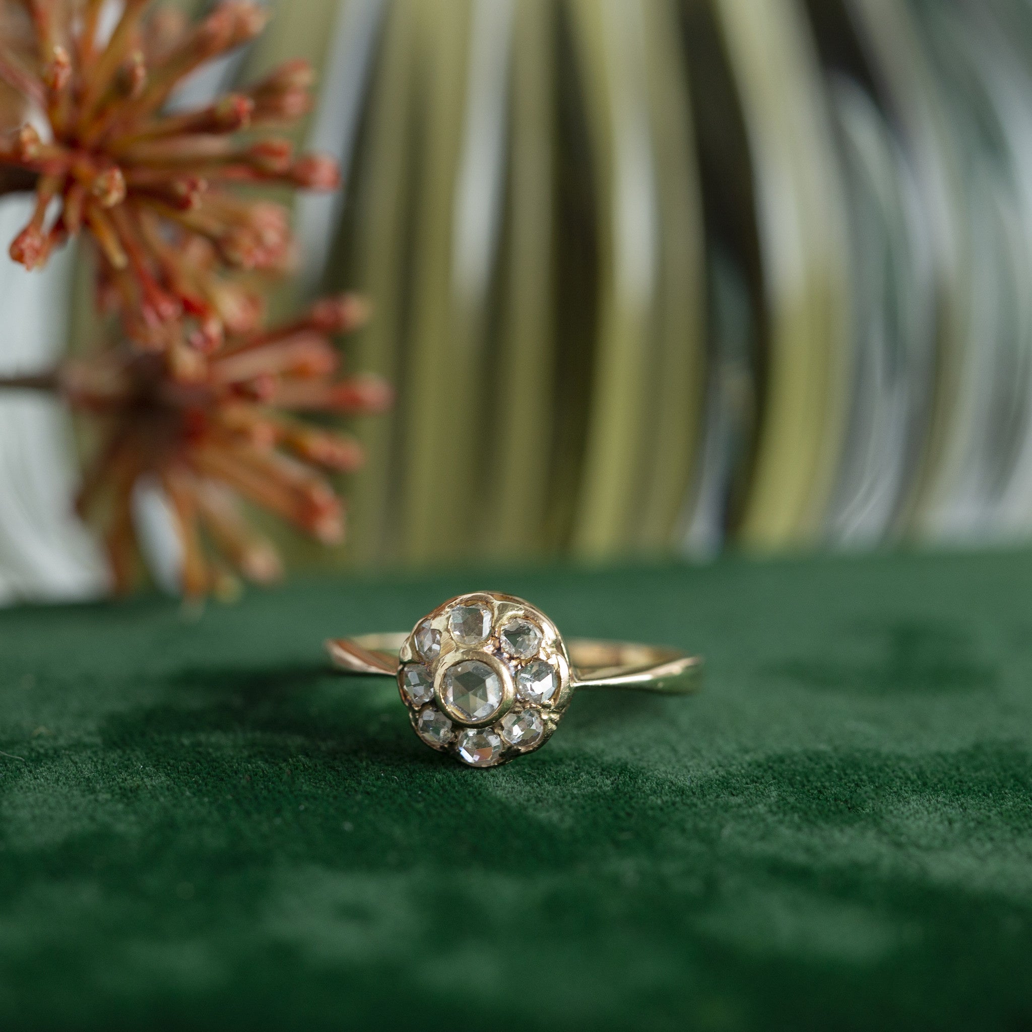 14 kt gold halo ring with a rose-cut diamond