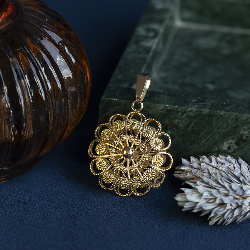 Vintage gold filigree pendant 14 kt