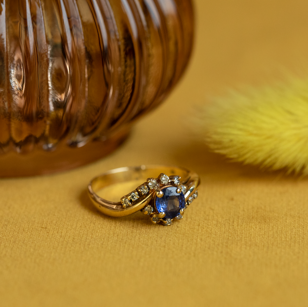 18 kt gold ring with sapphire and diamond