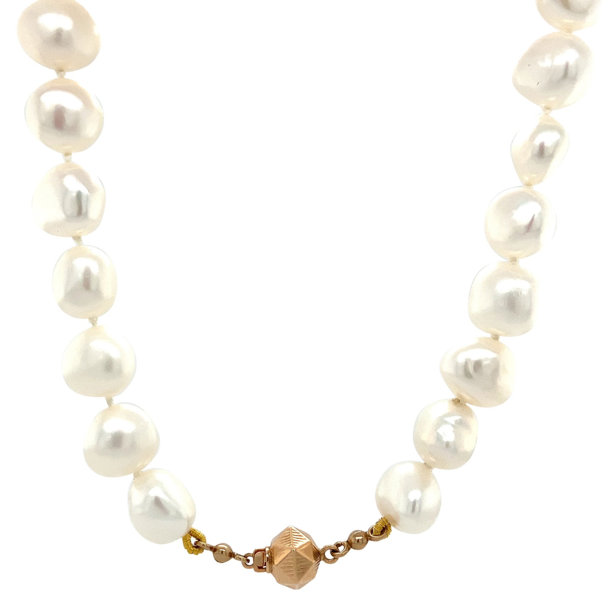 Pearl necklace with 14 kt gold clasp