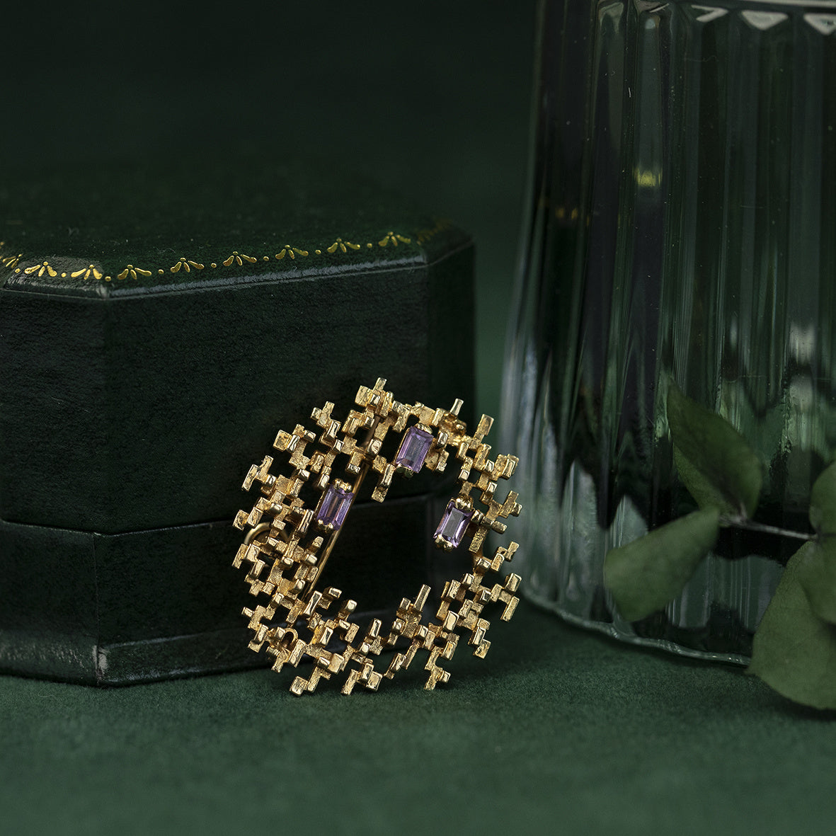 Gouden broche met amethist 14 krt