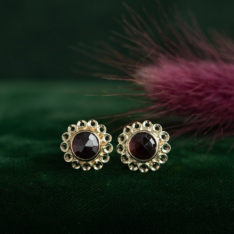 Vintage 14 kt gold stud earrings with garnet