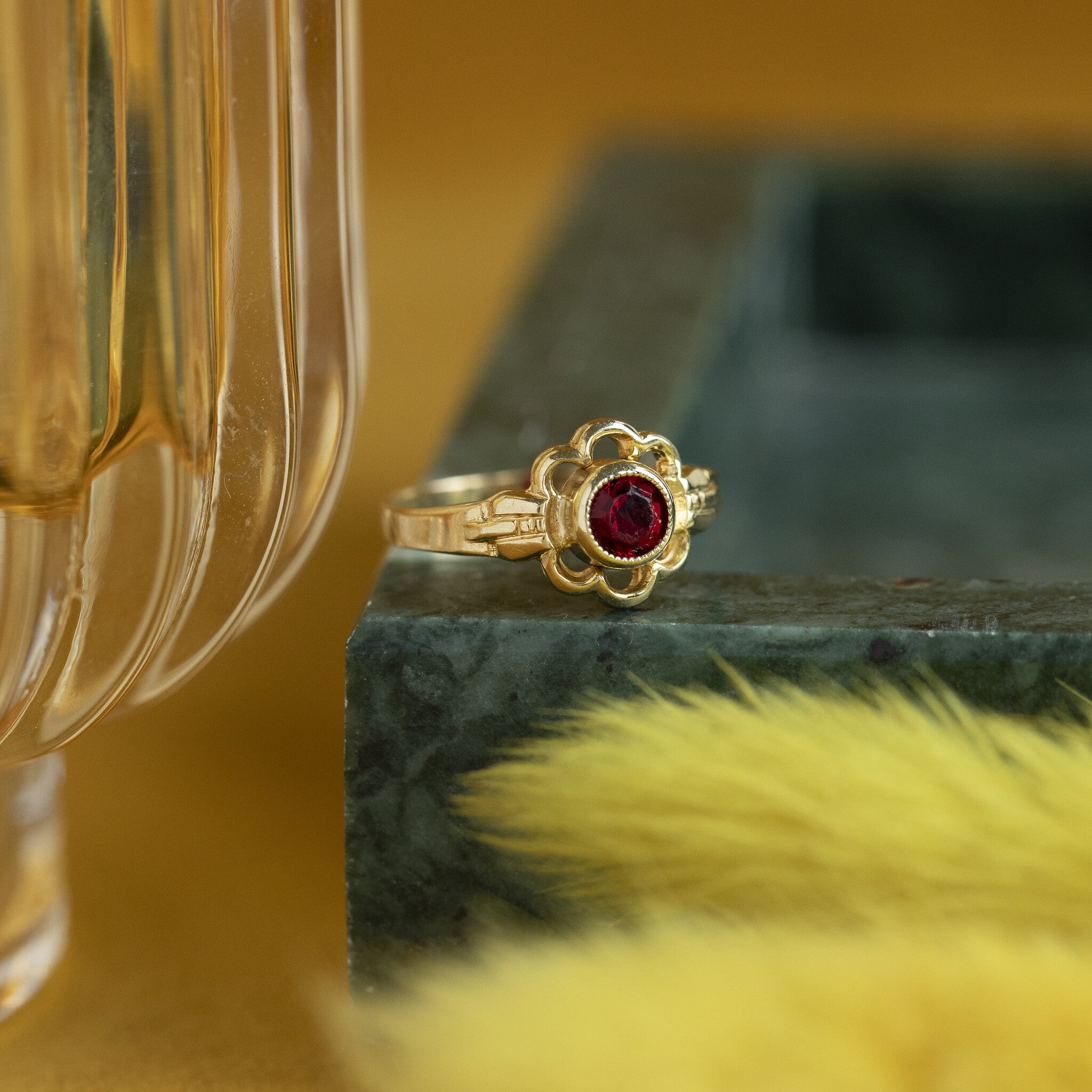 Gouden ring met roze glas 14 krt