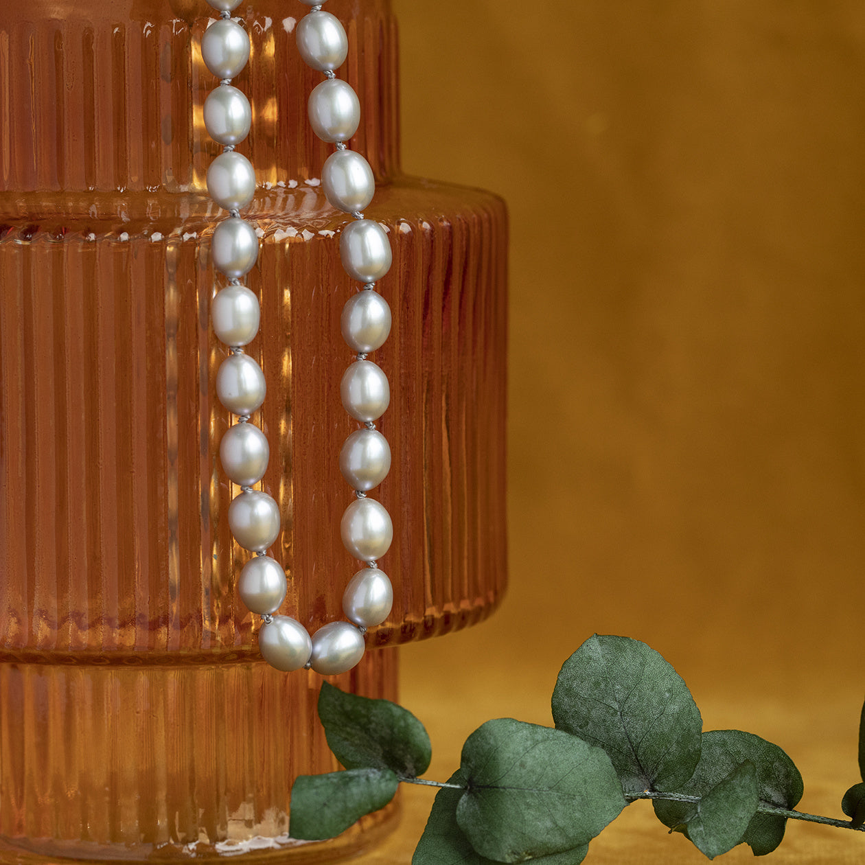 Pearl necklace with 14 kt gold clasp