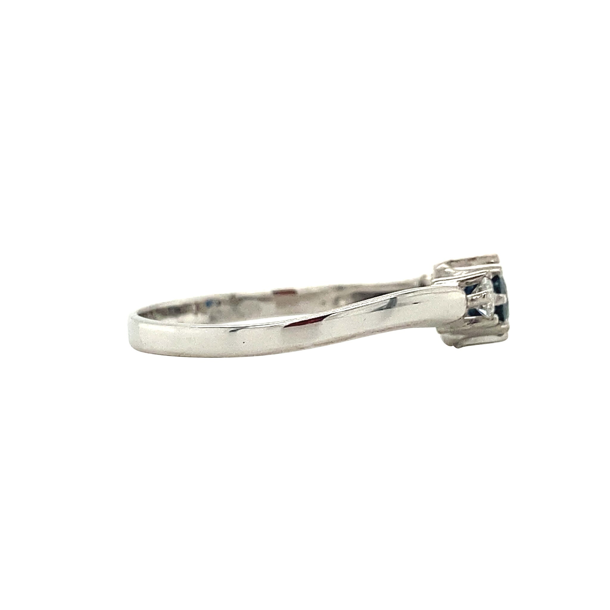 14 kt white gold ring with diamond and sapphire