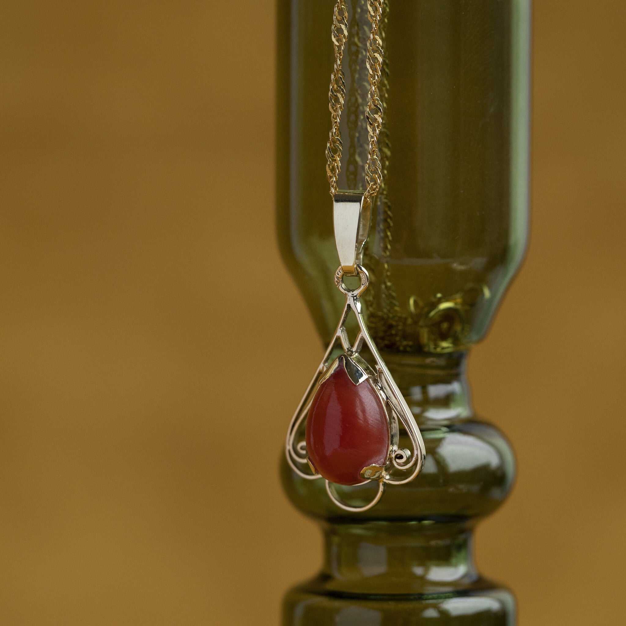 Gold pendant with coral 14 kt