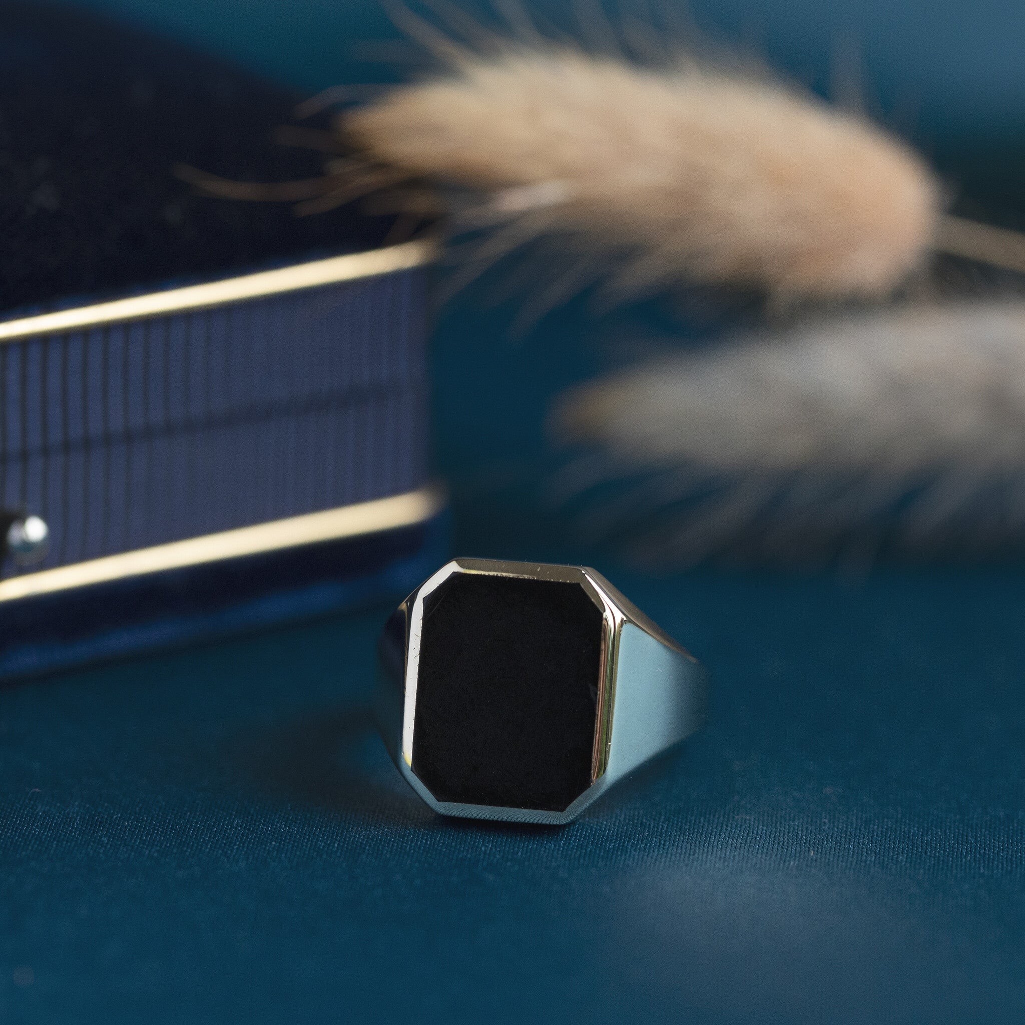 Gold signet ring with onyx 14 krt