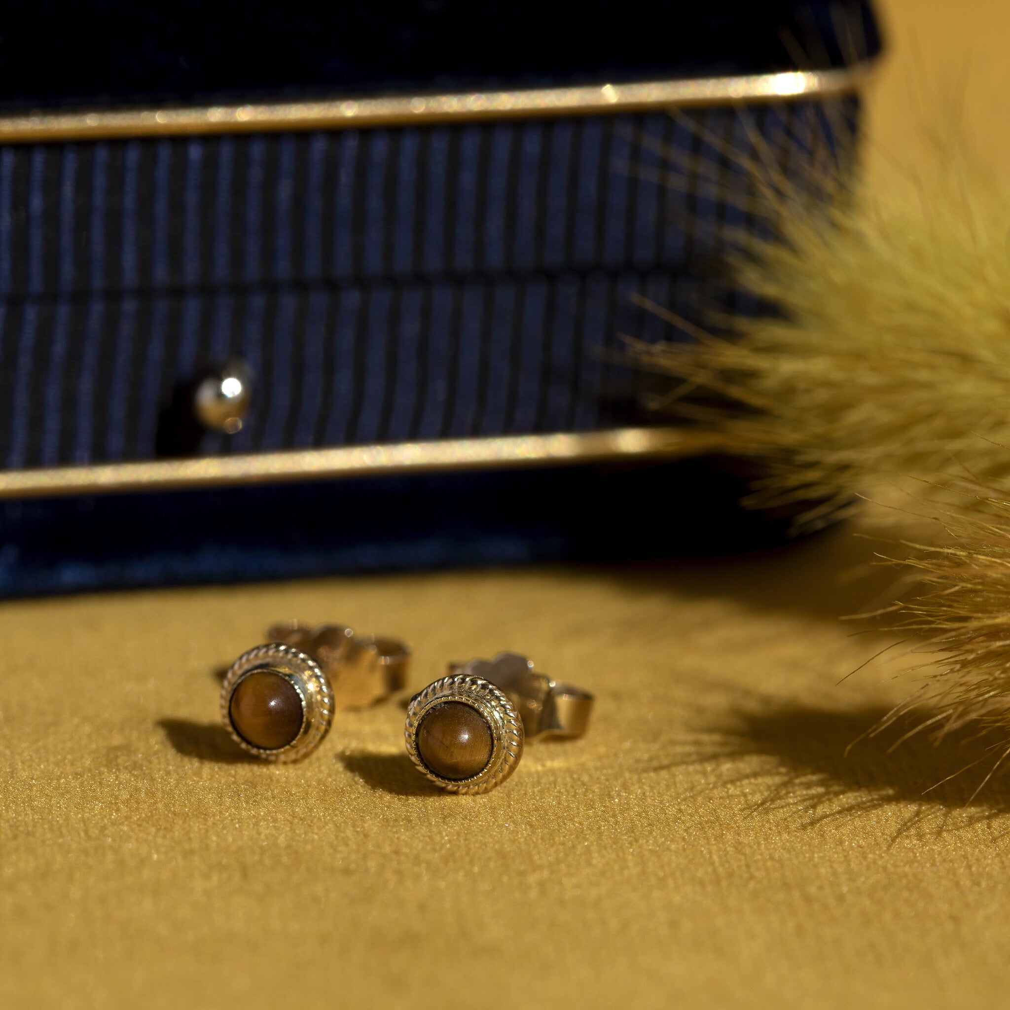 14 kt gold stud earrings with tiger's eye