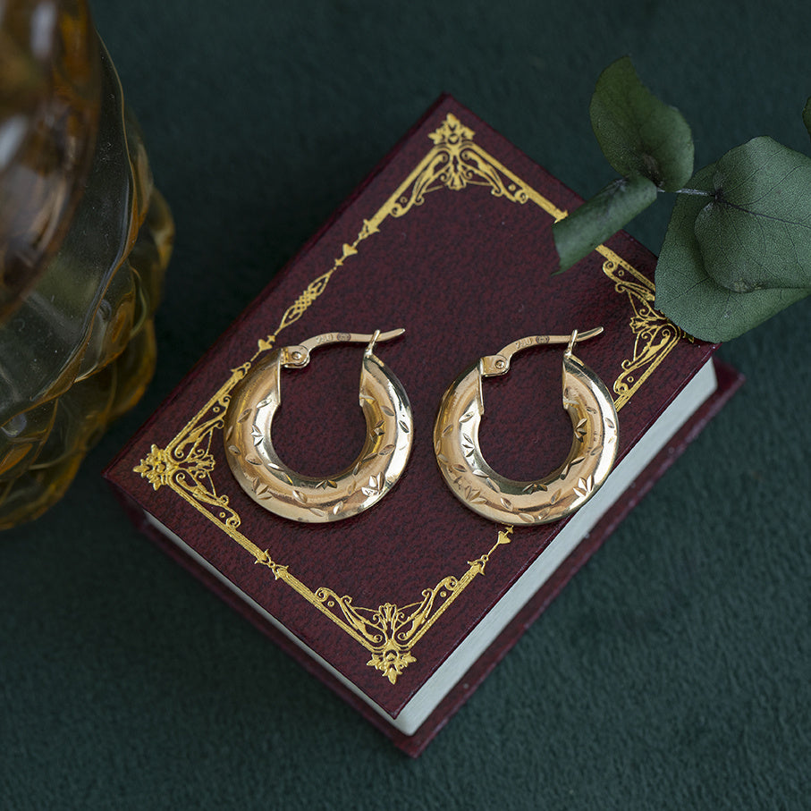 Gouden vintage fantasie oorringen 18 krt