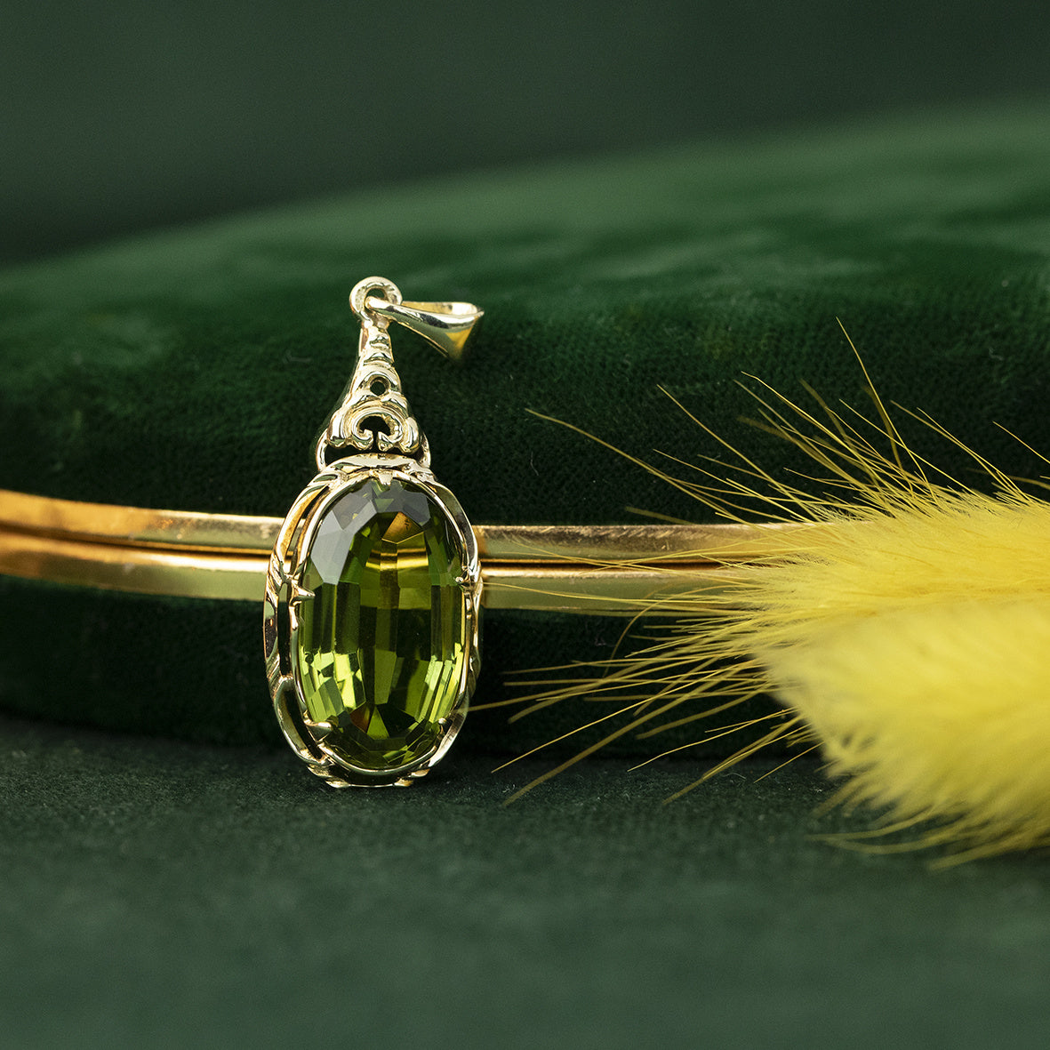 Gouden hanger met groene spinel 14 krt