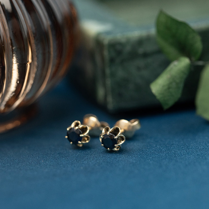 14 kt gold solitaire stud earrings with sapphire