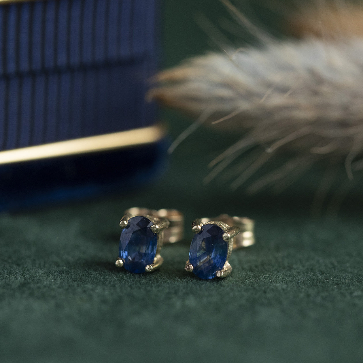 Gouden oorstekers met saffier 14 krt