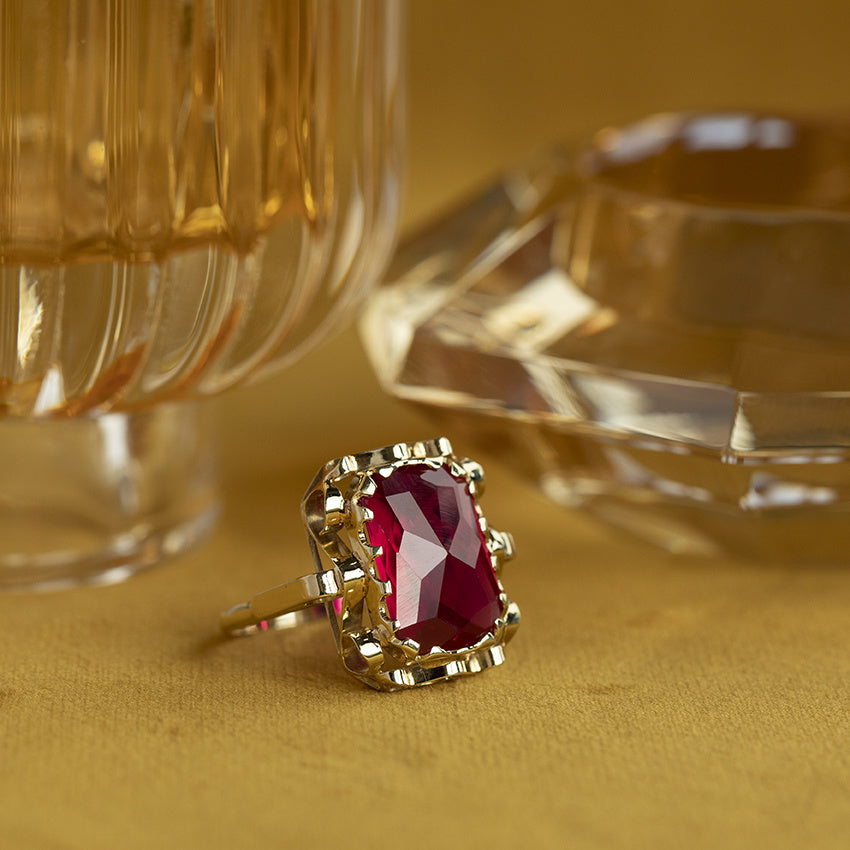 Gold ring with ruby 14 crt