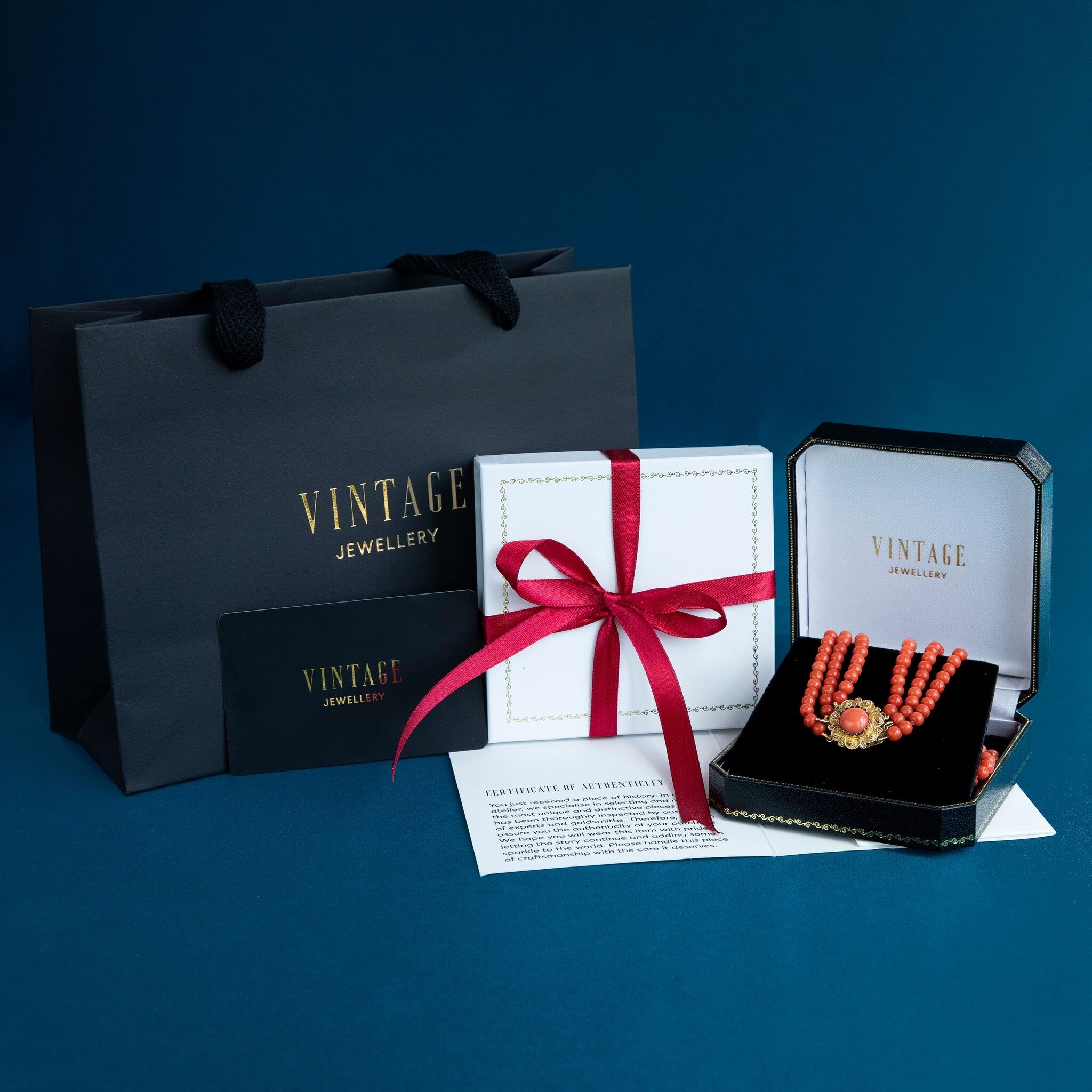 Granaat collier met gouden siersluiting 14 krt