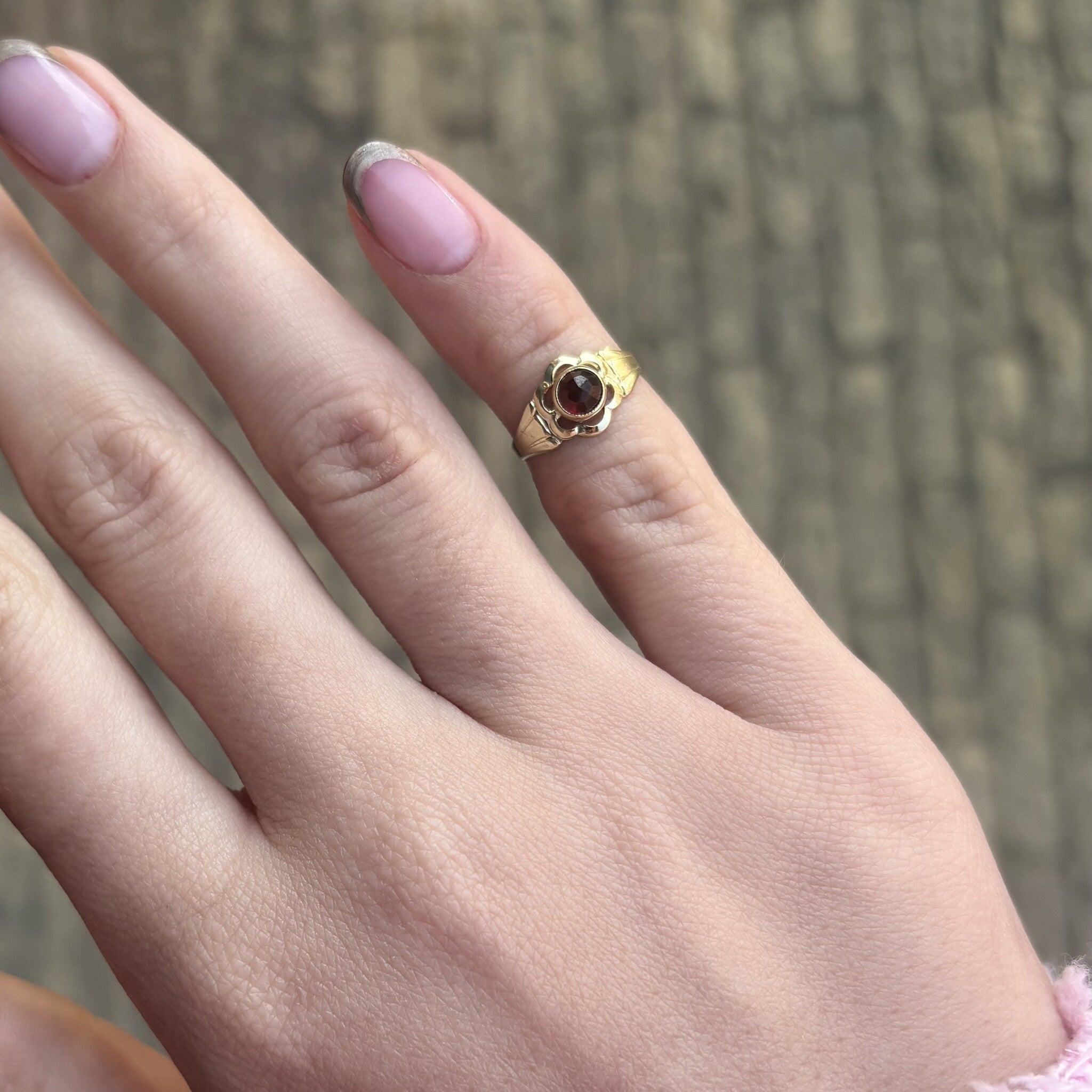 Vintage ring met granaat 8 krt