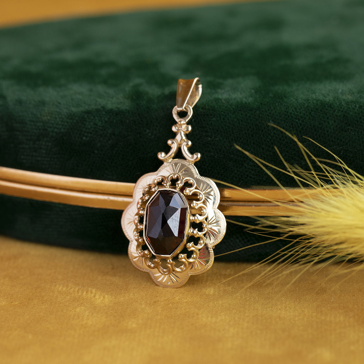 Gouden hanger met granaat 14 krt