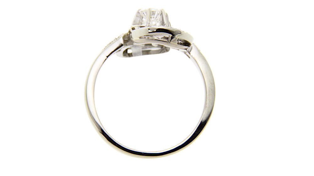 14 kt white gold diamond ring