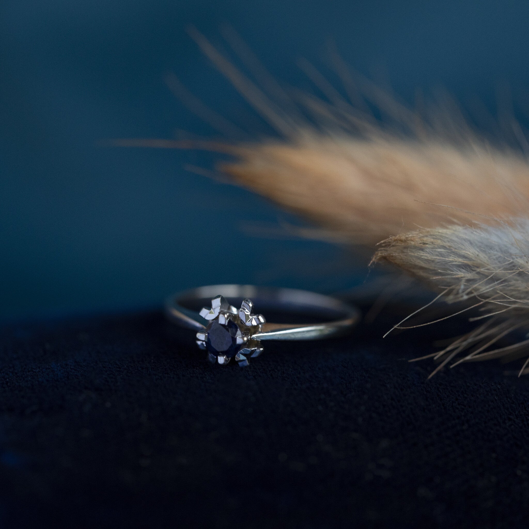 White gold ring with sapphire 14 krt