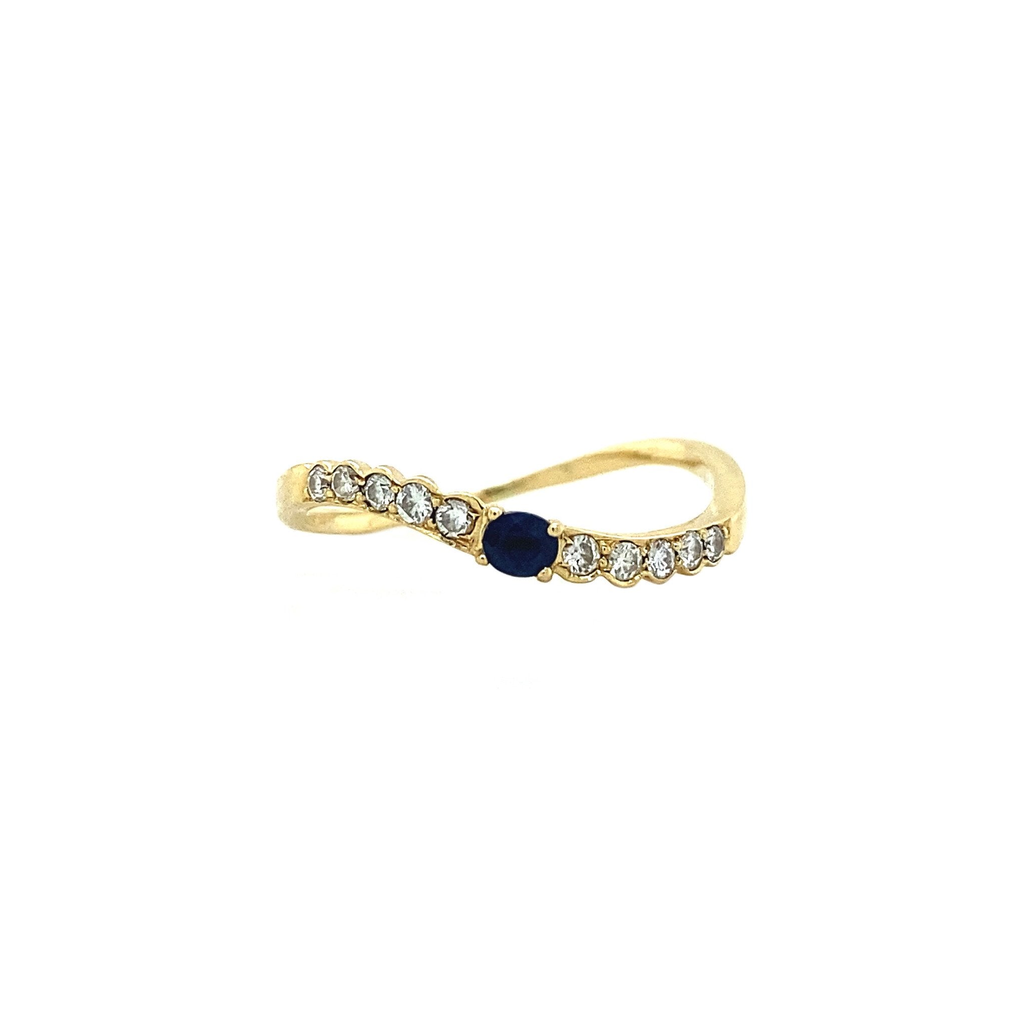 Gold hammered ring with sapphire and diamond, 18 kt